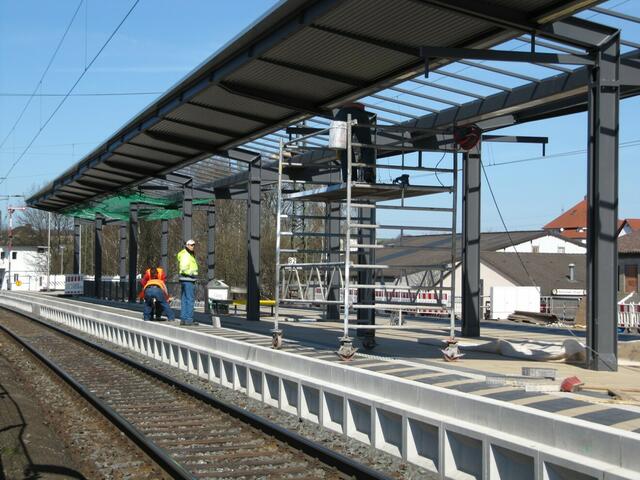 06.04.: Noch immer werden Arbeiten an der Überdachung ausgeführt.