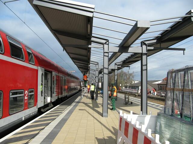 31.03.: Während der RegionalExpress hält, wird weiter am Dach gearbeitet.