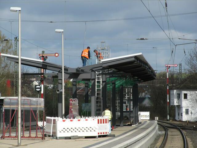 10.04.: Die letzten Glasplatten werden montiert.