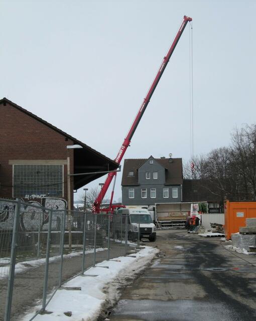 08.02.: Mit dem Kran werden Teile fürs Bahnsteigdach abgeladen.