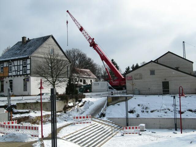 12.02.: Der Kran steht für den nächsten Einsatz bereit.
