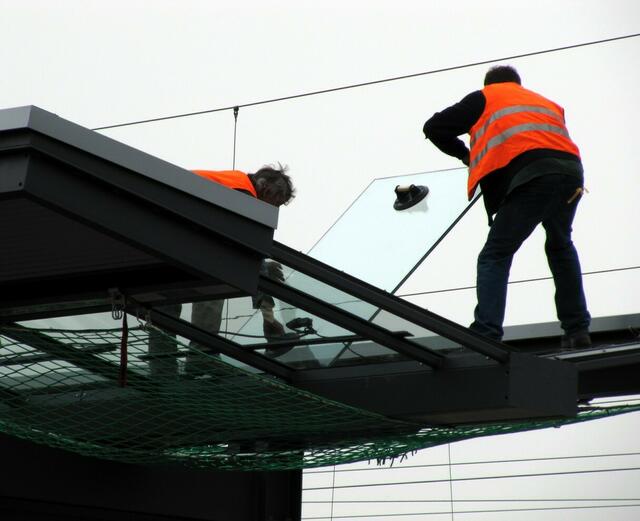 08.04.: Gegen 14 Uhr werden die ersten Glasplatten montiert.