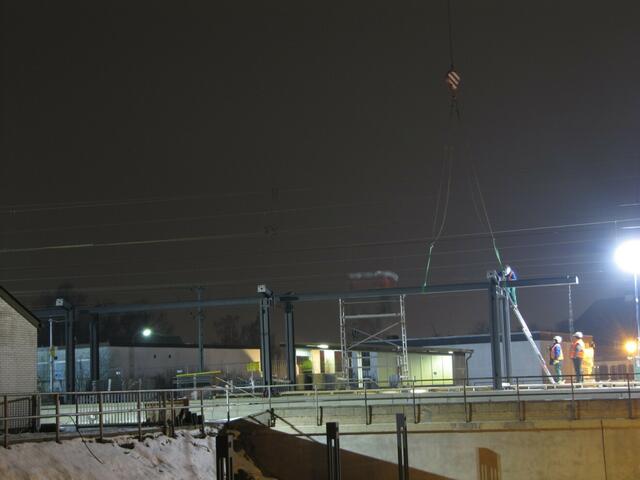 11.02.: Der Träger wird in die gewünschte Position gebracht.