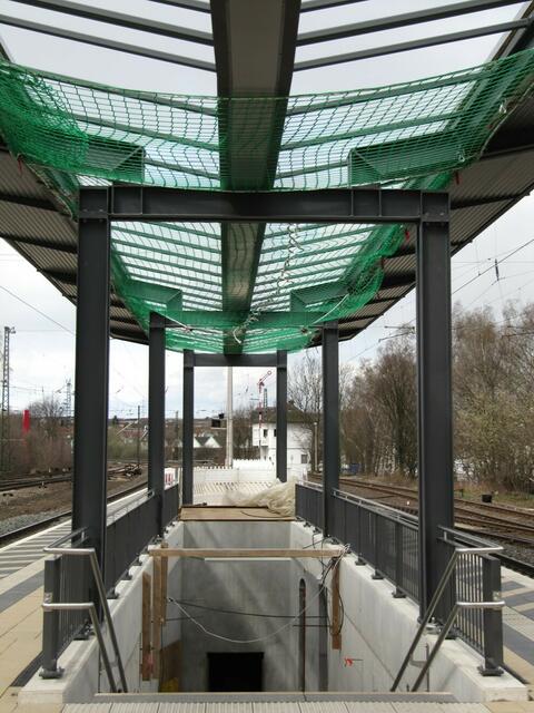 01.04.: Unter dem Dach ist ein Netz aufgehängt worden.