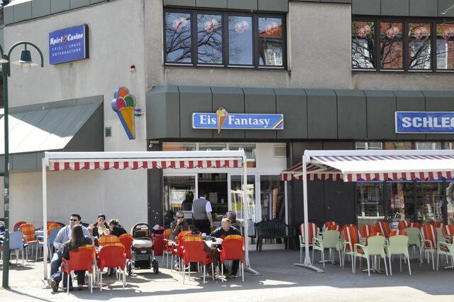 Die wichtigste Zone in der hellen Jahreszeit; die Eisdiele...