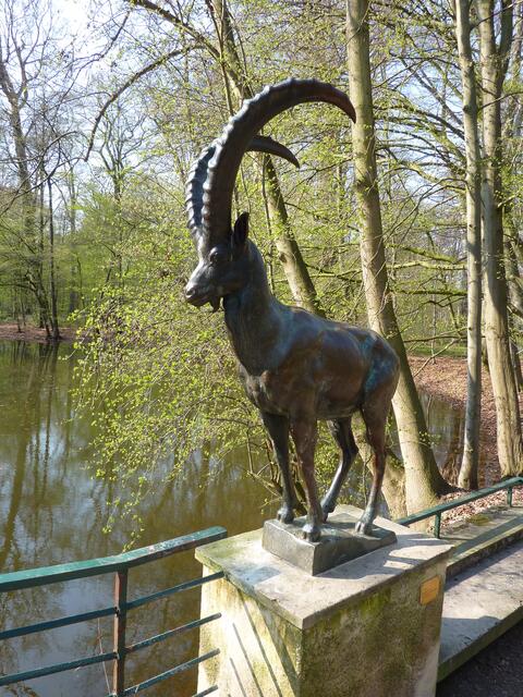 Er bewacht die Brücke.