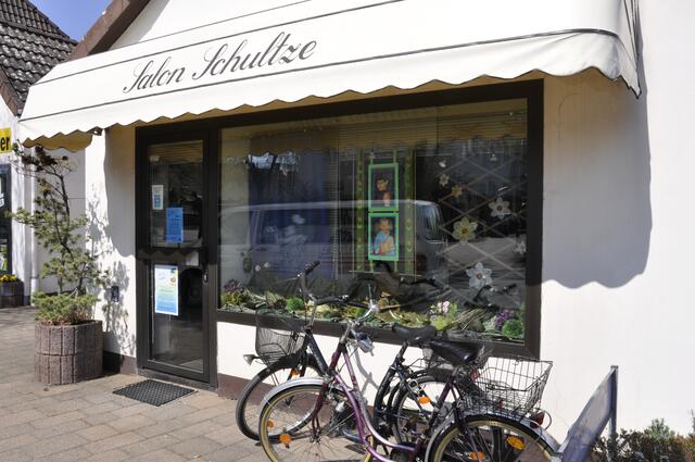 Ein Blick lohnt bestimmt. - Ob nur in Schaufenster oder direkt um die Winterwolle vom Kopf zu bekommen...