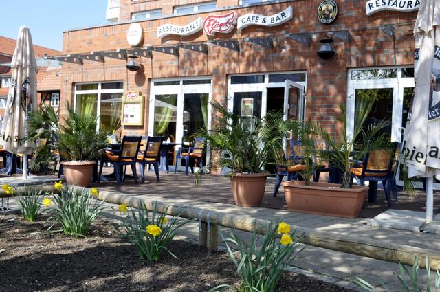 Flügels Restaurant erwartet seine Gäste mit einer großen Außenterasse...