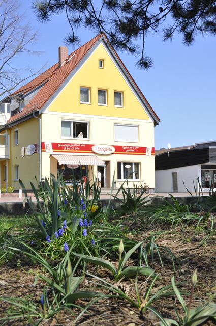 Auch der Bäcker erstrahlt im Frühjahr in neuem Glanz - passend zur Blumenpracht...