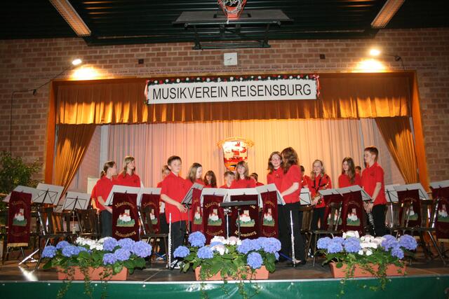 Es startete die Jugendkapelle Reisensburg-Wasserburg-Günzburg...