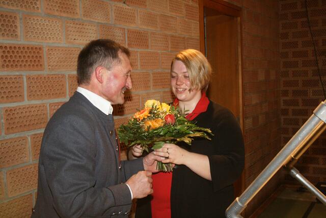 Blumen für die JuKa-Dirigentin Karin Fiedler...
