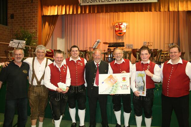 Der Fanclub brachte 700 Euro als Zuschuss für den Anhänger auf...