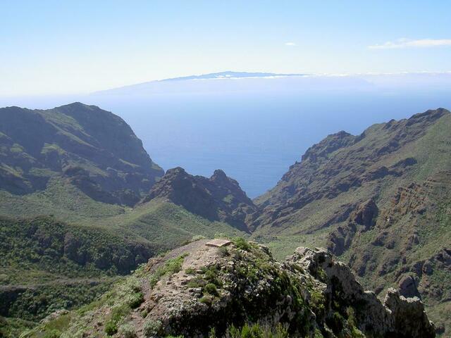 Gomera zwischen Himmel und Wasser schwebend