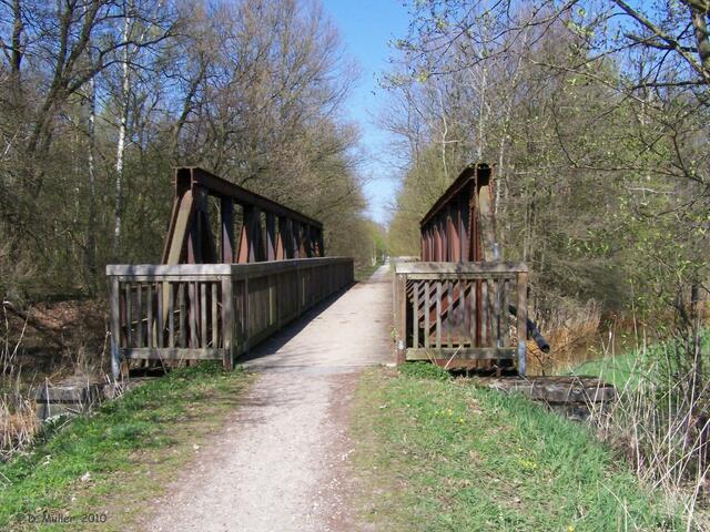 Die alte Eisenbahnbrücke über die Aue existiert noch.