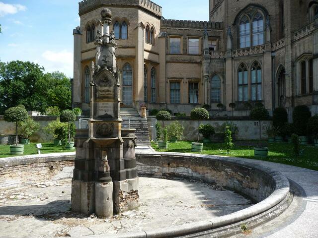 Der Schloßbrunnen im Hof