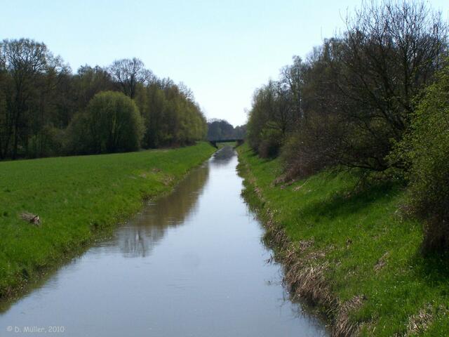 Die neue Aue. Im Hintergrund die Brücke der ehemaligen Kalibahn zu den (ebenfalls ehemaligen) Kaliwerken Niedersachsen Wathlingen und Riedel.