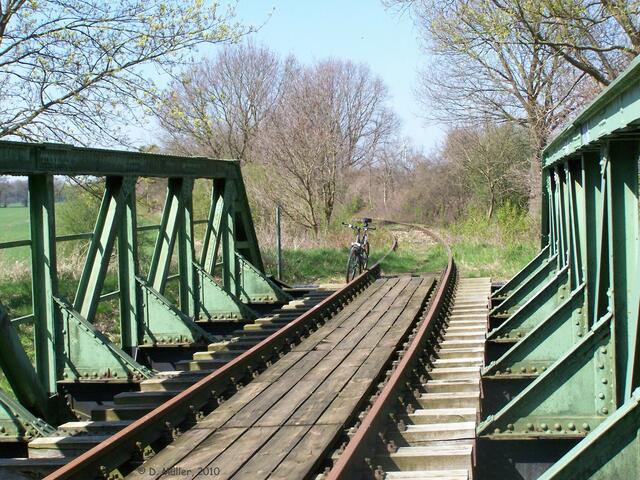 Die Strecke bis kurz vor Ehlershausen, wo vor der B3 Schluss ist, wird jetzt vom Verein Kleinbahn Wathlingen-Ehlershausen e.V. genutzt.