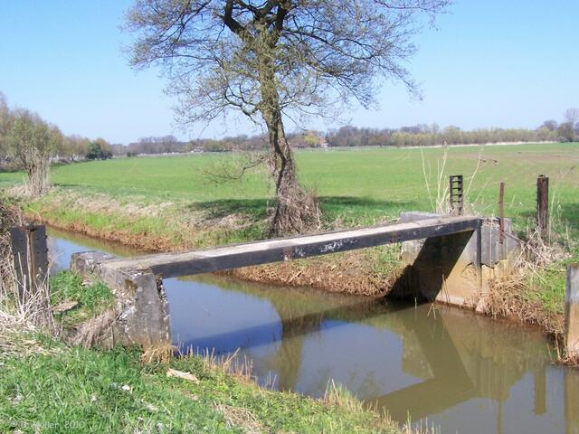 Überbleibsel eines alten Wehres am Fuhsekanal.