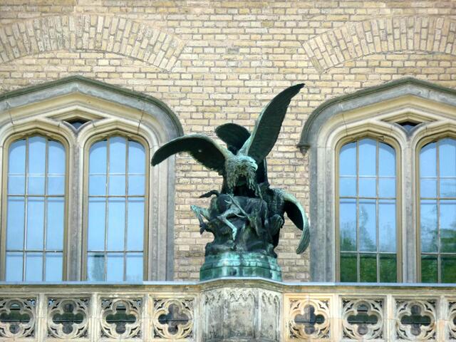 Zwei Adler schlagen einen Hirsch, Plastik am Balkon