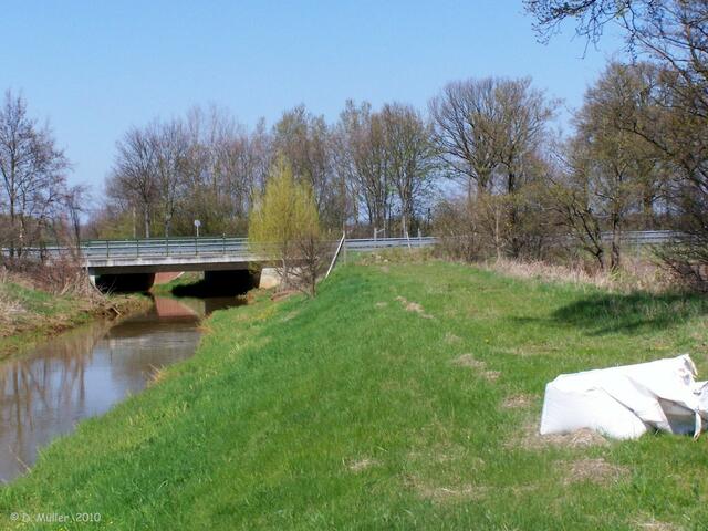 Fast wieder zu Hause: Die Brücke der B3 über die Neue Aue.