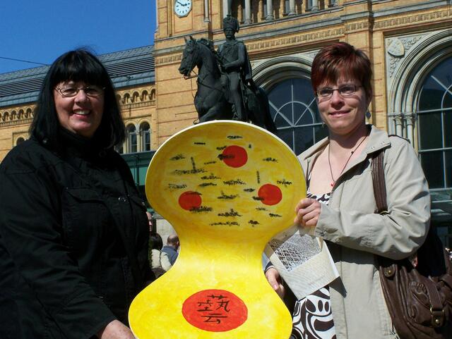 Von nun an wird die Sitzkunst von Susanne Schumacher (links) in das Schachmuseum  in Sachsen-Anhalt kommen. Ute Schlechta (rechts) ersteigerte den Stuhl