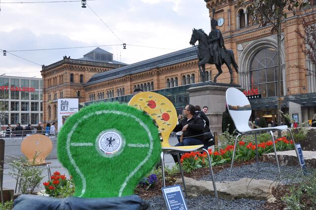 Beliebter Treffpunkt der Hannoveraner. Davor die Sitzkunst