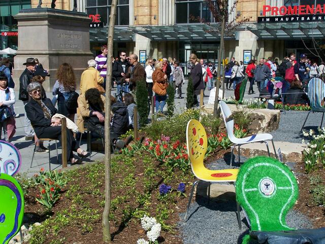 "Täglich konnten mehr als 200.000 Besucher vor und im Bahnhof die künstlerisch gestalteten Stühle betrachten und bewundern", so Ute Rausch, Vermarktungsmanagerin Hannover Hbf / stellvertretende Vorsitzende