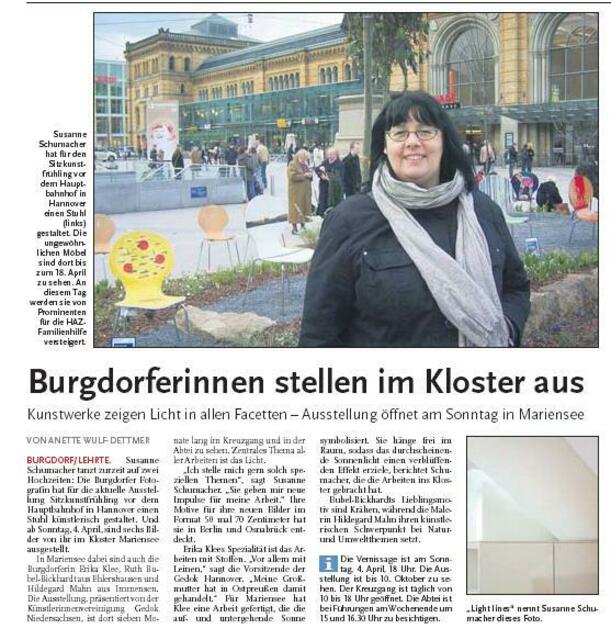 Zeitungsartikel von Anette Wulf-Dettmer über die Sitzkunst und Ausstellung Licht, an der Burgdorferinnen teilnehmen. Auf dem Foto: Susanne Schumacher