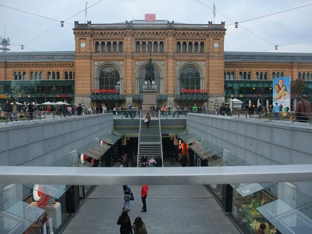 Hauptbahnhof Hannover, Ernst-Augut-Platz und Nicki de Saint Phalle Passage