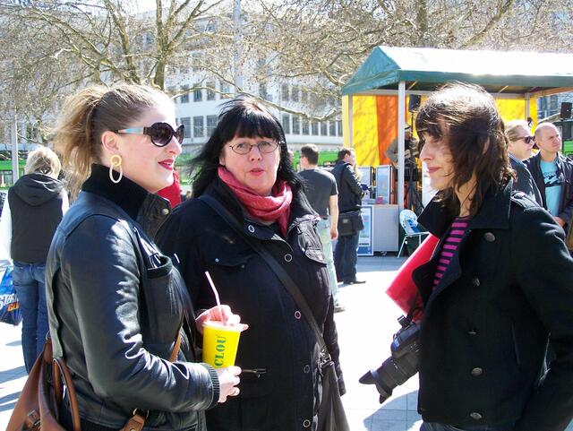 Künstlerinnengespräch vor der Versteigerung der Sitzkunst. v.l.nr. Zoë MacTaggart , Susanne Schumacher und Gabriele Klǐmek