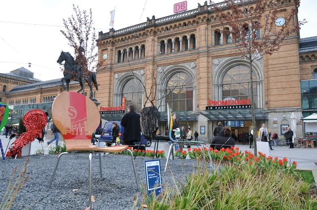 Frühlingsbeete und Sitzkunst vor dem Hauptbahnhof