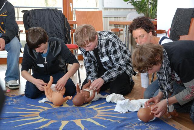 Auch Praxis im Wickeln braucht ein guter Babysitter.