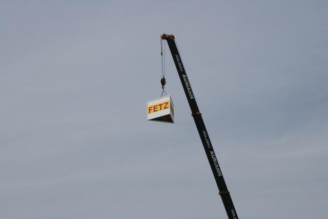 Eine witzige Idee: Hoch oben hing das Symbol der FETZ am Kran