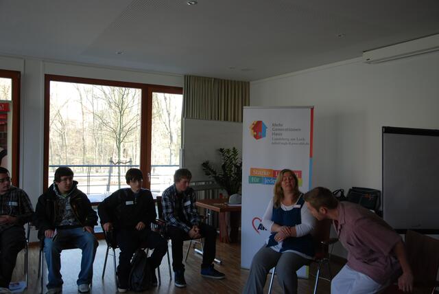 "Azubi" Daniel (rechts) erzählte beim Boys'-Day über den Alltag in der Pflege.