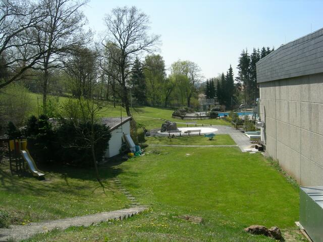 Hinter dem Hallenbad (links die DLRG-Station)