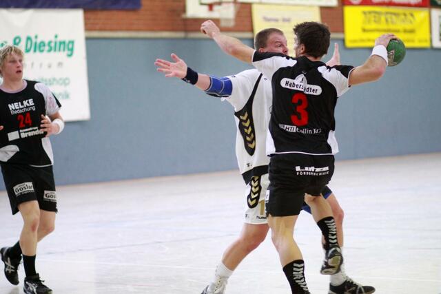 Auge in Auge und den Ball um den Körper zirkeln