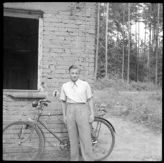 Der Fotograf der historischen Aufnahmen vor seiner damaligen Wohnung im WASAG-Gelände (Gebäude 3257, Aufnahme undatiert)