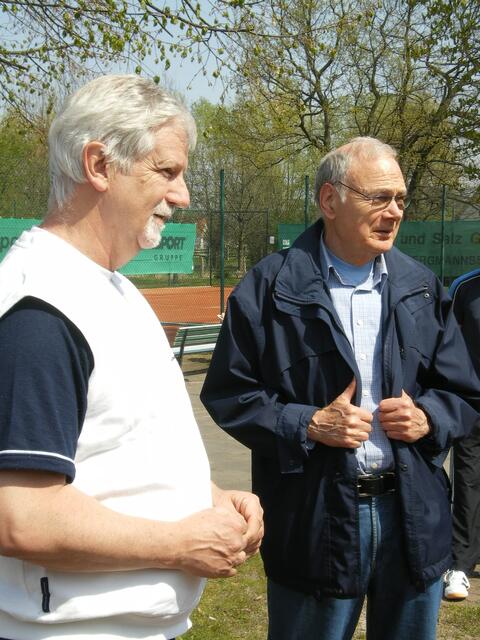 Peter Moje (rechts), 3. Vorsitzender des LSV, im Gespräch mit Reinhard Seger