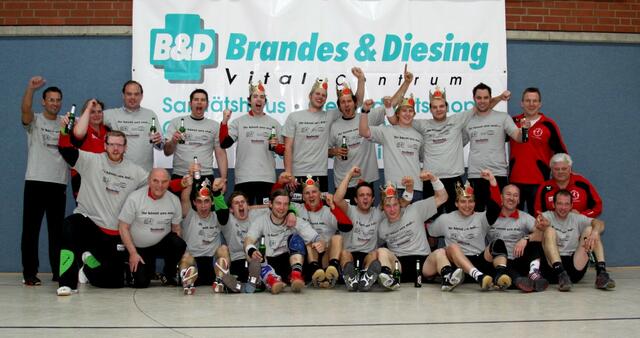 Während der Saison eine geschlossene starke Mannschaftsleitung gezeigt und verdient den Titel gewonnen: Niedersachenmeister, die 1. Herrenmannschaft vom Lehrter SV