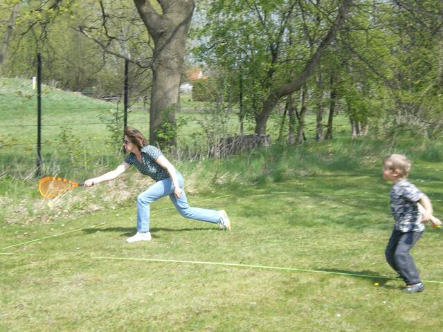 Erste Speedminton-Erfahrung auf einem Rasen-Spielfeld