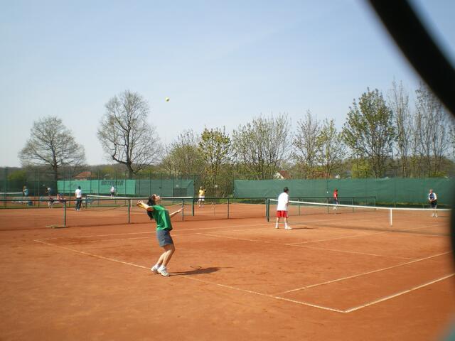 Tennesbetrieb auf vier Plätzen