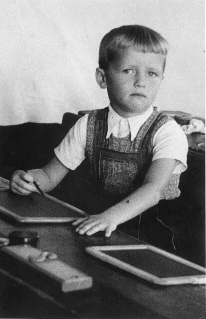 "Es zeigt mich an meinem ersten Schultag im Herbst 1949 an der Volksschule Appetshofen im Ries. Dort war die 1. bis 4. Klasse in einem Raum untergebracht" | Foto: Bernd Lerch