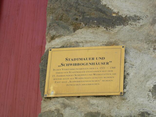 Schwibbogenhäuser und Stadtmauer
