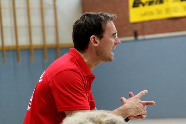 Trainer Lutz Ewert engagiert an der Seitenlinie