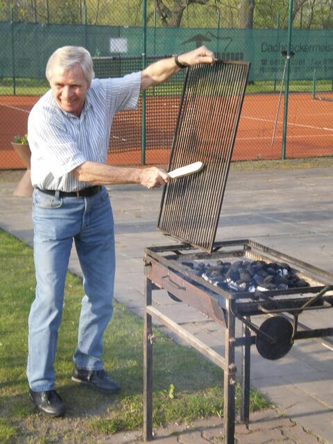 Eddi Grund "opferte" sich und gab den Grillmeister