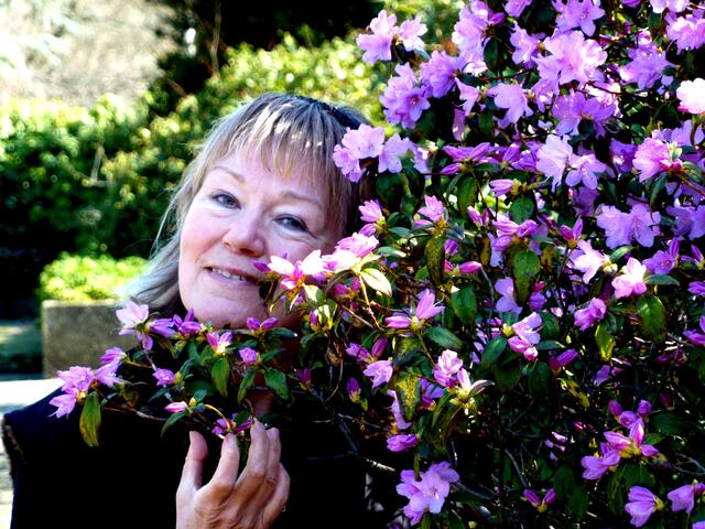 Nicht indisch, aber mit Azaleenschmuck | Foto: Shima Mahi