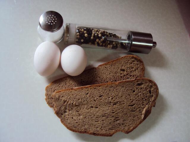 Zutaten: Schwarzbrot, Eier, Gewürze