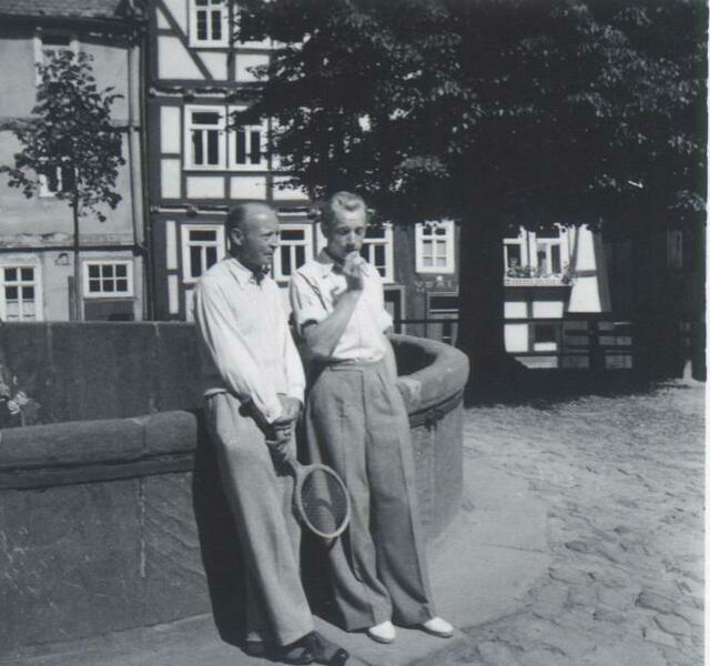 Tennisturnier 1951 (gegen Tennisklub Kirchhain), Lagebesprechung am Rathausbrunnen (Herr Schnabel, Herr Meister) | Foto: Wilhelm Richter