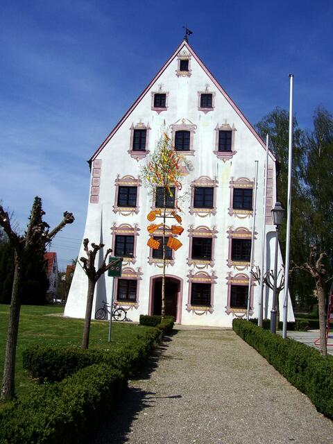 Ein Bild, wie man das Hürbener Wasserschloss immer wieder sieht