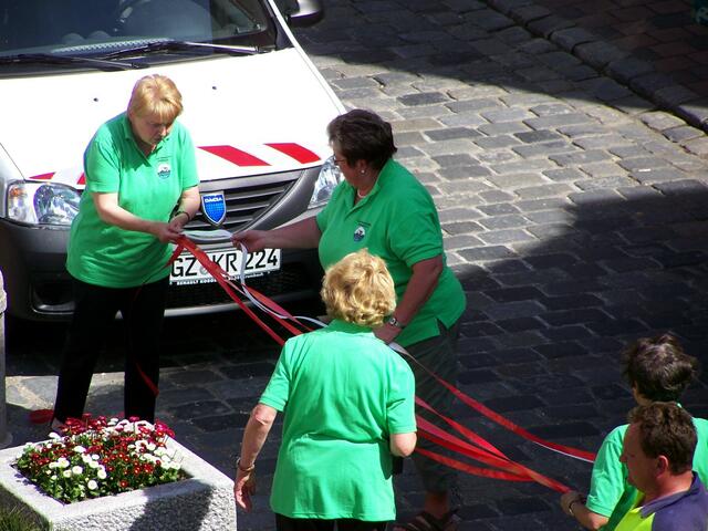 Die Damen haben alle Fäden - Bänder in der Hand